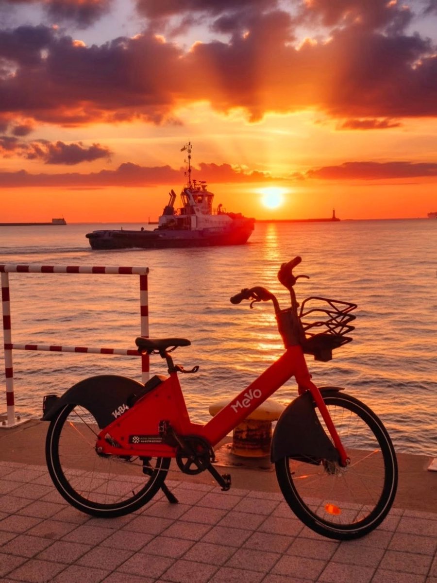 SolangeBregy's tweet photo. Port Gdynia — samotny holownik Fairplay w blasku wschodzącego słońca. https://t.co/nw3Brg1m7B