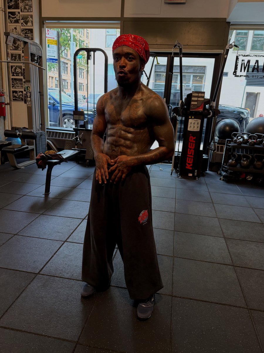 Kurrco's tweet photo. Lil Uzi Vert shares new photos from the gym 🔥 https://t.co/ncbhoW2A5X