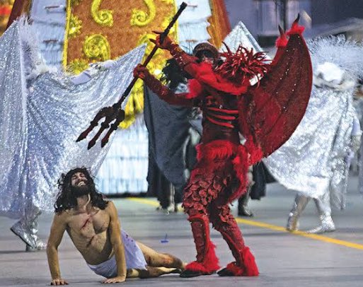 prjuliocesarof's tweet photo. Petista no Carnaval: cristão em lata de conserva e o diabo batendo em Jesus Cristo.

Petista na eleição: o Bolsonaro quer acabar com a Padroeira do Brasil. Não vamos permitir. https://t.co/Q9EsaHf67M
