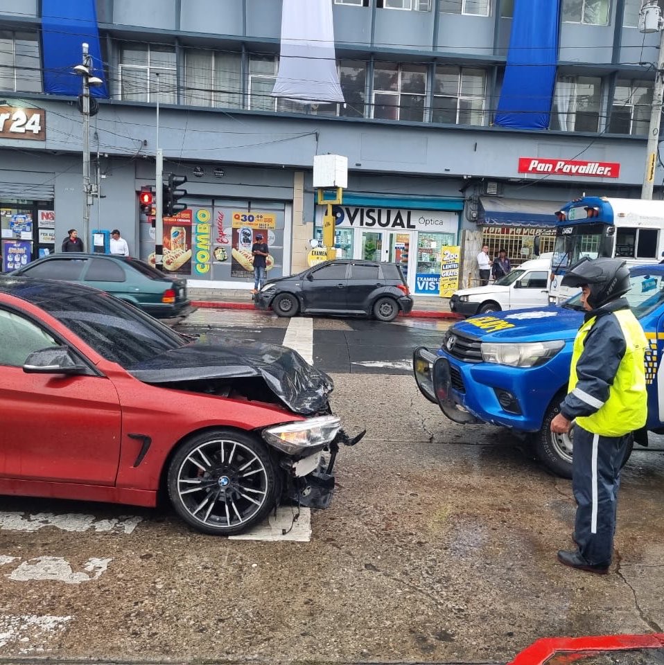 Colisión. 📍 11 avenida y 8 calle, zona 1 📝 Automóvil pierde el control y colisiona con la estación de Colón reportan solo daños a la estación o parabus, no…