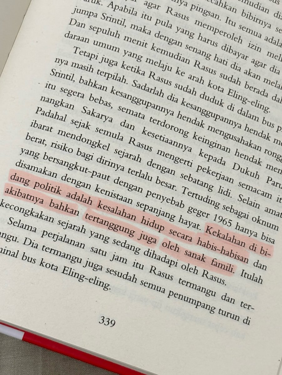 TarenEmbreirr's tweet photo. Kalau kamu, suka yang mana? Aku belum selesai baca bukunya, masih di halaman 400-an. Tapi sejauh ini, kalimat-kalimat ini jadi favoritku. Weekend ini aku maraton baca. Seru banget, meski beberapa kali dibuat kesal dan ingin menangis melihat https://t.co/dqg17n8oJS