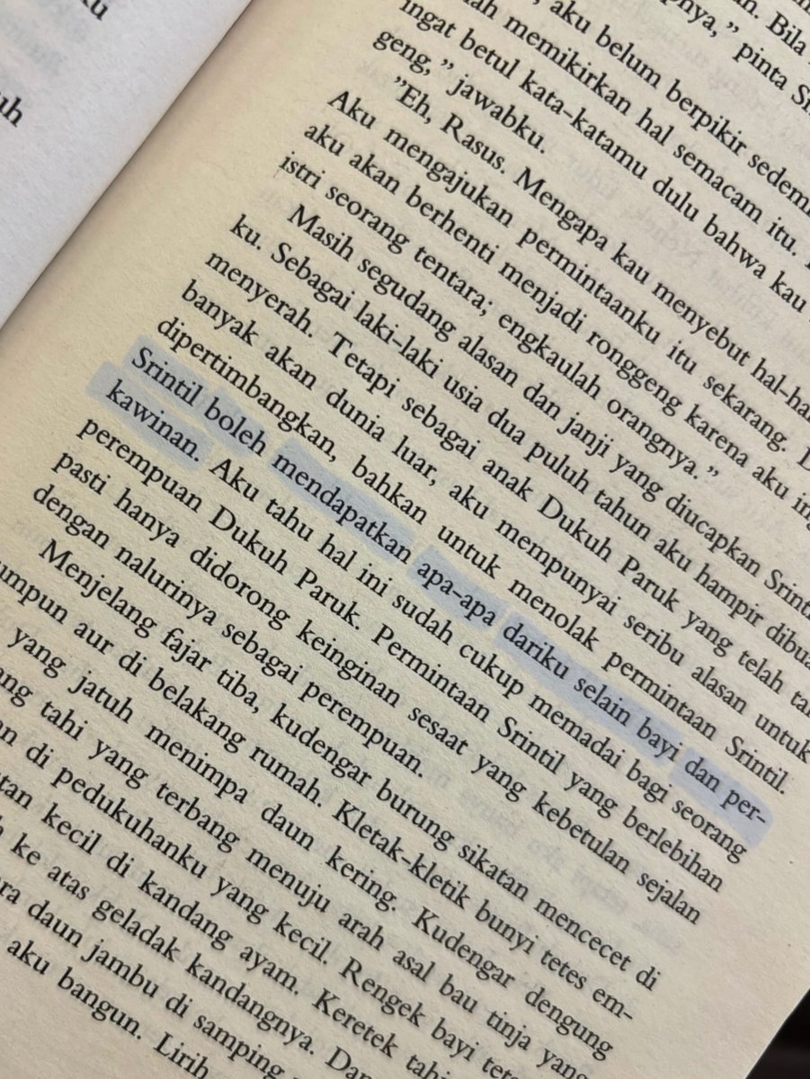 TarenEmbreirr's tweet photo. Kalau kamu, suka yang mana? Aku belum selesai baca bukunya, masih di halaman 400-an. Tapi sejauh ini, kalimat-kalimat ini jadi favoritku. Weekend ini aku maraton baca. Seru banget, meski beberapa kali dibuat kesal dan ingin menangis melihat https://t.co/dqg17n8oJS
