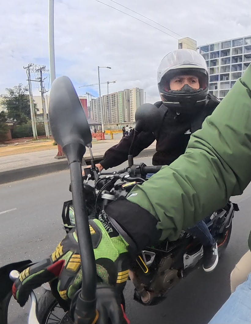 PasaenBogota's tweet photo. #INSEGURIDAD. Una cámara 360º instalada en una motocicleta captó el momento exacto en que un individuo, también en moto, le rapa el celular a una copiloto. El robo ocurrió la mañana de este 25 de septiembre en el sector de Terreros, en el municipio de Soacha. https://t.co/jp3WXYMsjL