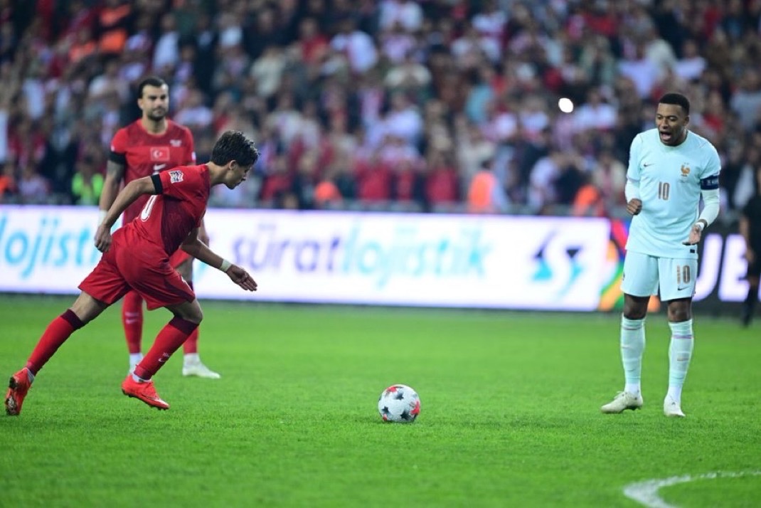 MadridXtra's tweet photo. 🤣 Kylian Mbappé distracting Arda Güler while shooting a free kick. https://t.co/fzM8yJYohm