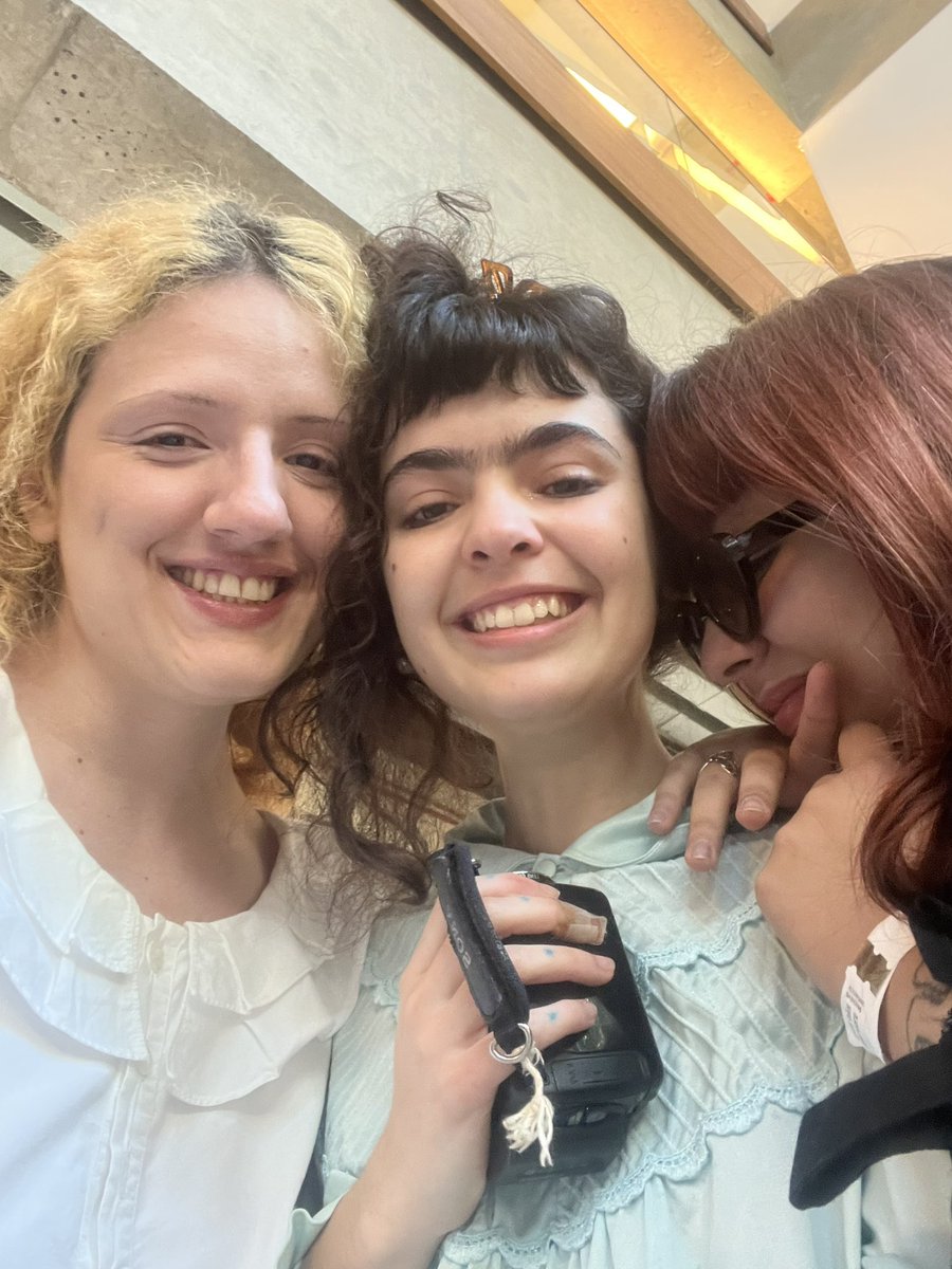 gatinhofada's tweet photo. eu chorei no primeiro desfile da minha marca com as minhas amigas a vida é muito boa https://t.co/cEuU7lx0KN