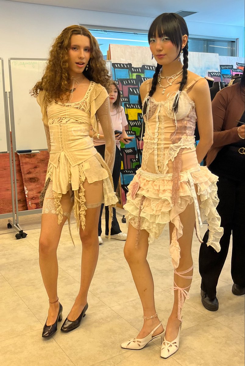 gatinhofada's tweet photo. eu chorei no primeiro desfile da minha marca com as minhas amigas a vida é muito boa https://t.co/cEuU7lx0KN
