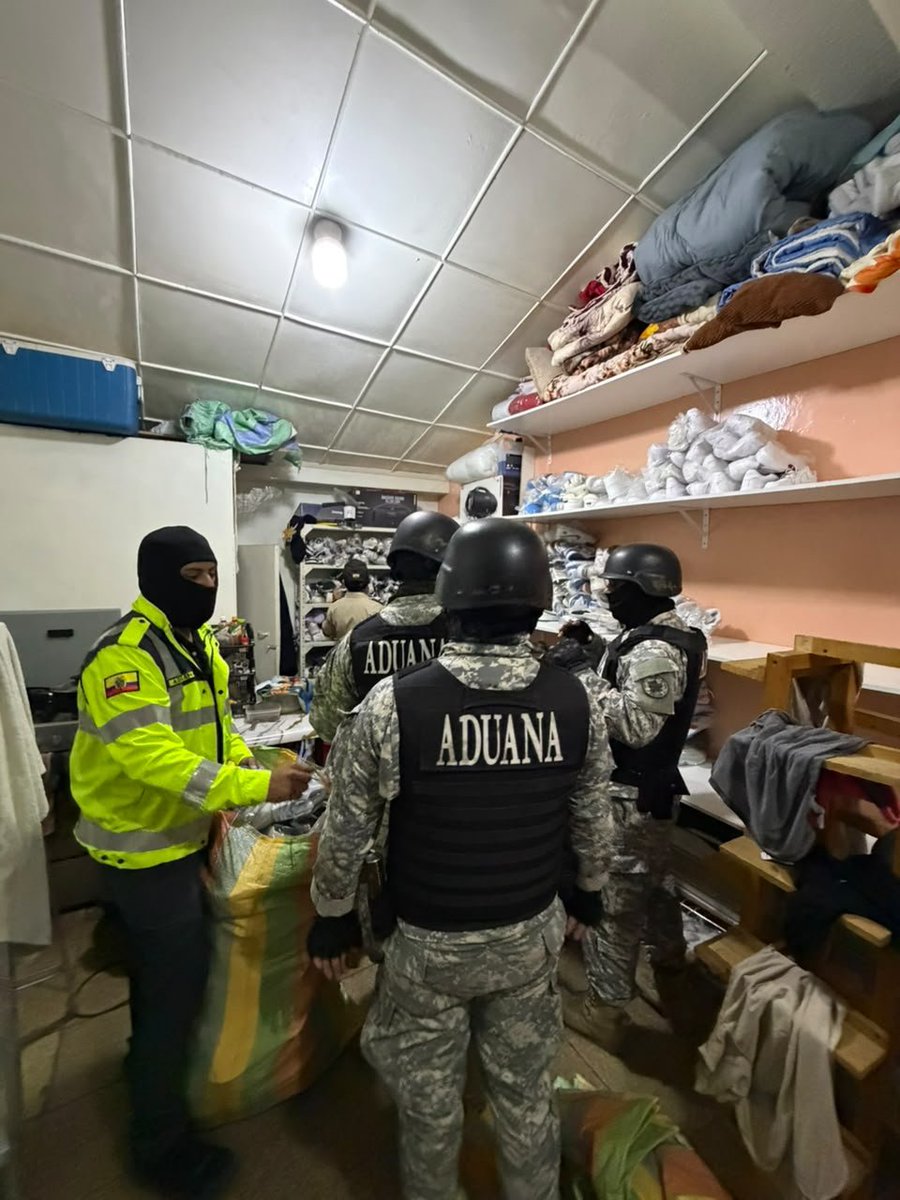 SENAE_Aduana's tweet photo. 🚨 5.000 pares de zapatos, valorados en USD 70.000, fueron aprehendidos durante un operativo de control.
Se intervino tres locales comerciales y una bodega de calzado, donde se identificaron mercancías que no cumplían con las formalidades aduaneras correspondientes.
📦 Como resultado de la acción de control, se aprehendieron aproximadamente 5.000 pares de zapatos, que quedaron a disposición de la autoridad competente para el procedimiento correspondiente.
🔎 SENAE fortalece los controles para proteger el comercio legal y combatir el contrabando.
 #LuchaContraElContrabando