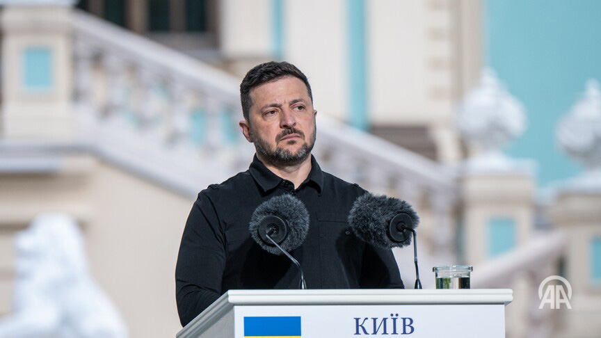 anadoluagency's tweet photo. 🇺🇦 Zelenskyy says the US proposed preparing and holding 'technical-level' trilateral meeting involving Ukraine, Russia and United States

📍 Ukrainian president says Kyiv is awaiting proposals from Washington on date of meeting, while US suggested UAE as venue https://t.co/gqxNCoOEol