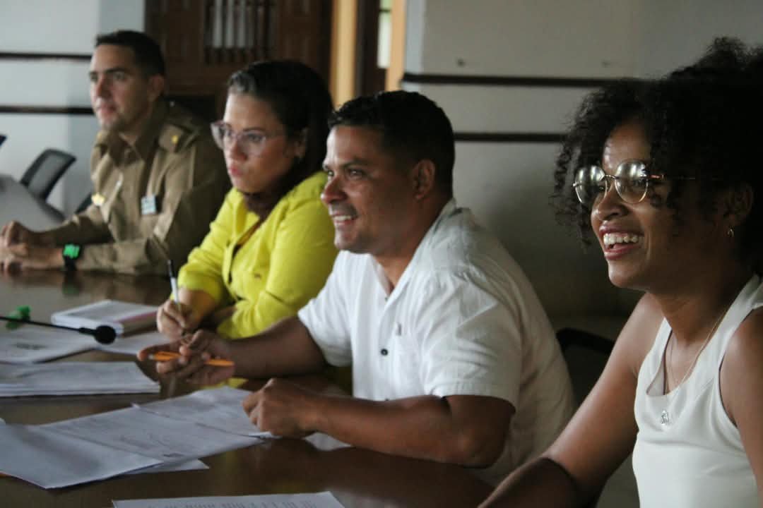 UJCdeCuba's tweet photo. 👉Ayer, en el Buró Nacional de la UJC debatimos cómo fortalecer nuestra presencia en los centros escolares, la autodirección pioneril y la formación integral de los más pequeños. 
💪Reconocimos la labor trascendental de los cuadros juveniles en los tiempos actuales 

#UJCdeCuba https://t.co/sZ5rCRlO8z