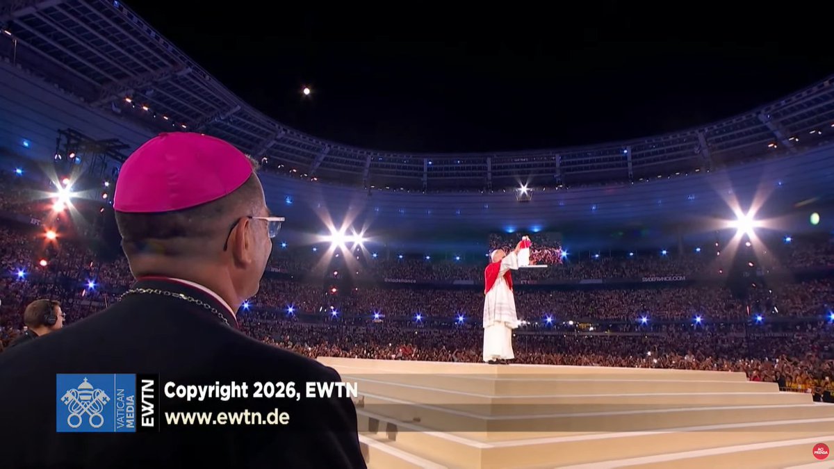 Lyprex459221's tweet photo. El Papa Leon XIV genio en encontrar encuadres perfectos para las cámaras, increible vigilia con los jóvenes en Paris. Aura https://t.co/FRpoAi7Ked