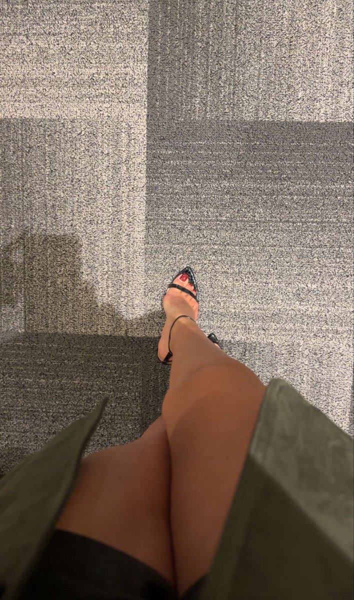 Evafeetdom's tweet photo. C’est à mes pieds qu’il faut venir ramper 💶 

#moneyslave #domina #fetichiste https://t.co/mQ9BqOpByW