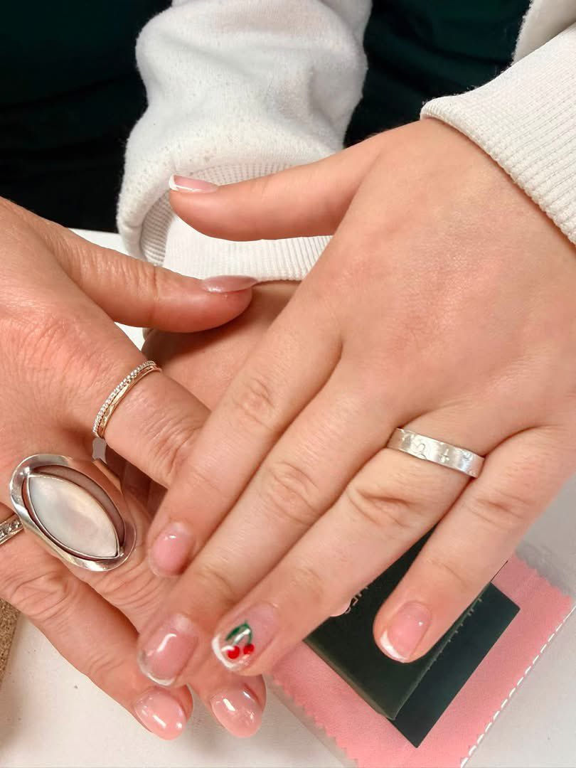 LillyJamesX's tweet photo. Little hands, big creativity. 

This sweet mother-daughter duo spent some special time together making their own rings at Lilly James, and this young lady absolutely impressed me!

She jumped right in, got creative, and did such an amazing job making a ring that was completely her own. I love seeing young makers feel proud of something they created from start to finish.

She definitely has an eye for ring making! 💚
