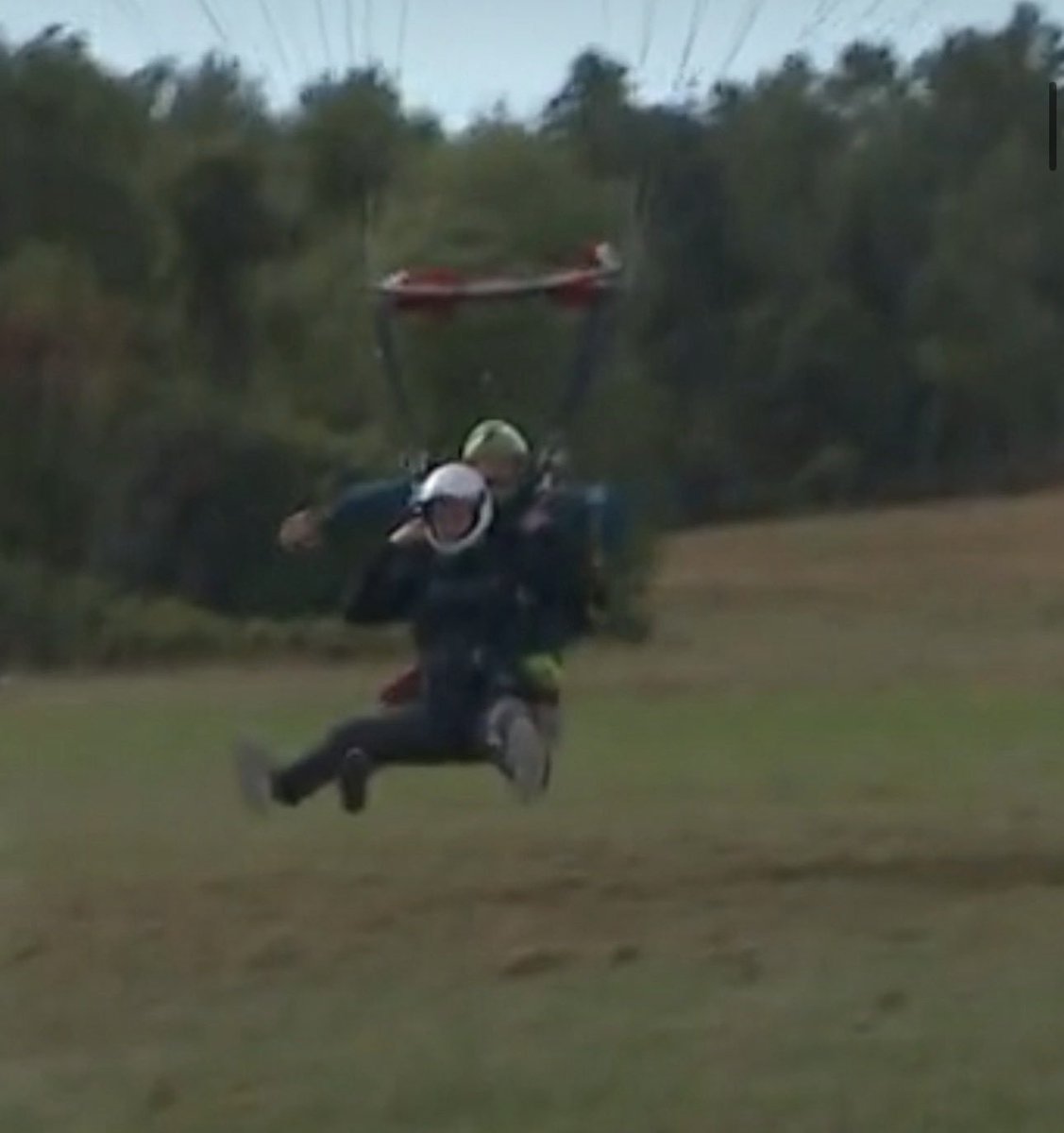 duchess_salty's tweet photo. This is cringe worthy embarrassment on another level😳 

Prince Harry bragged he would do do a parachute jump. Today, the big ginger chicken could only muster up a tandem jump 🤡

He could have jumped solo on a static line like normal people but the coward chose a tandem jump. https://t.co/IBZlseofNT