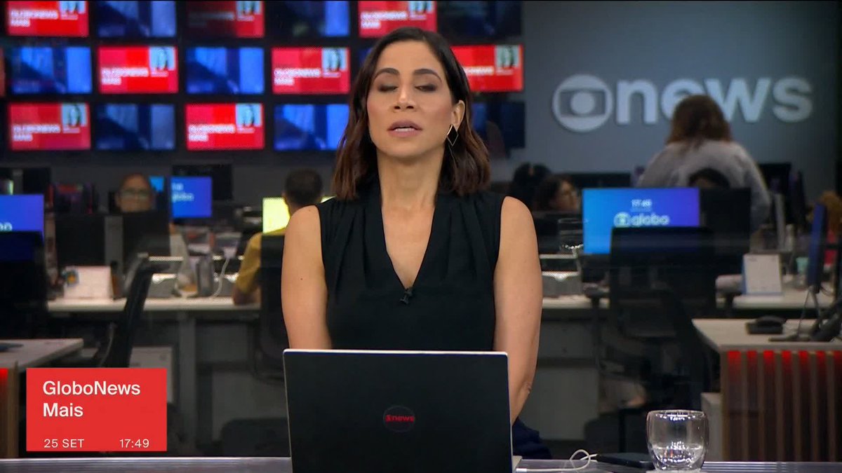 A GloboNews anchor presents from a newsroom on GloboNews Mais (25 SET, 17:49), with the "GloboNews Mais" and "Globo" branding visible on screens in the background, contextualizing the breaking news about the Superior Council of the MPF's 5-4 decision regarding Paulo Gonet.