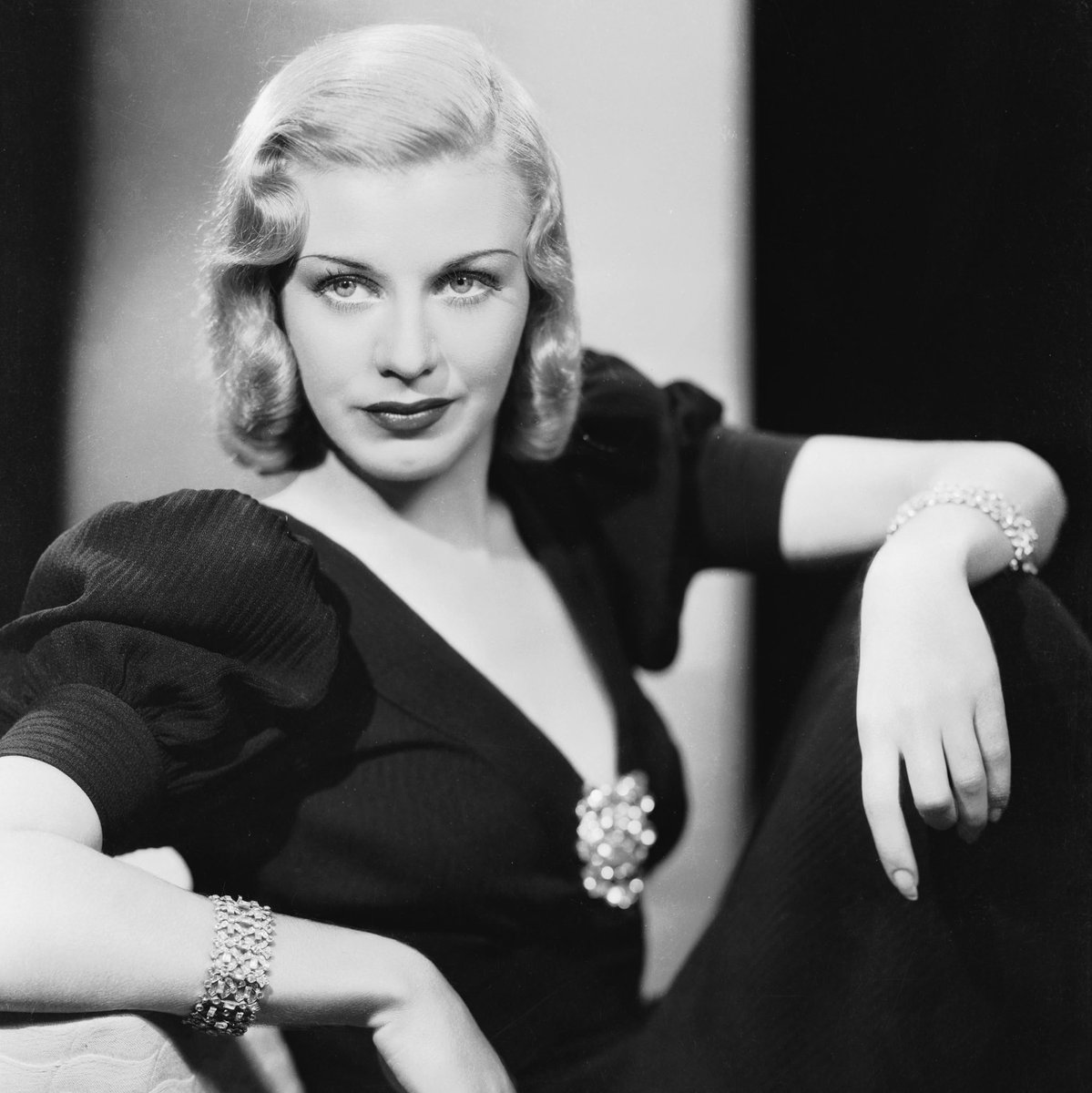 UpdatesBrinaBR's tweet photo. Ginger Rogers foi uma atriz ganhadora do Oscar, dançarina e cantora norte-americana, famosa por ser uma das maiores estrelas da Era de Ouro de Hollywood. 

A celebridade será interpretada por Sabrina Carpenter no filme biográfico sobre Fred Astaire, parceiro de dança e cinematográfico de Ginger.