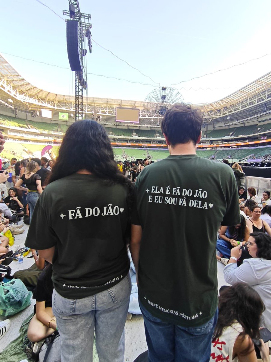 Lella_romania's tweet photo. casal combinandinho no show do Jão💚 https://t.co/Ui9vbpEunH