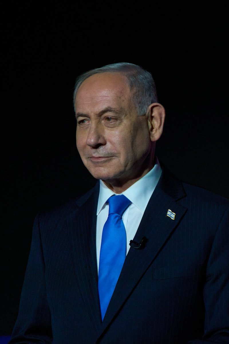 FocusMedia_Fr's tweet photo. 🔴 ALERTE INFO —  LE NEW YORK TIMES CONFIRME L’ALERTE REÇUE PAR NETANYAHOU AVANT LE 7-OCTOBRE

Le New York Times affirme avoir obtenu de nouvelles confirmations : Mohammed ben Zayed aurait bien averti Benjamin Netanyahou, quelques jours avant le 7-Octobre, que le Hamas envisageait une attaque majeure.

Selon le journal, Netanyahou n’a ensuite pas transmis cet avertissement aux principaux responsables sécuritaires israéliens lors d’une réunion du 1er octobre.

📰 https://t.co/n57Bcwq5mr