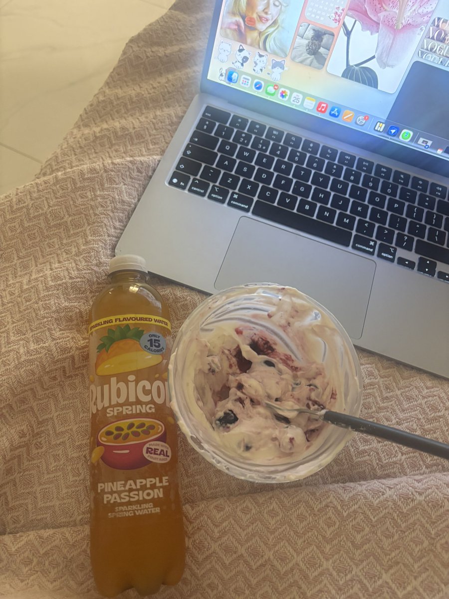 folkwhoree05's tweet photo. snack for 2nite <3 guys this sparking water is literally a cheat code cause why does it genuinely taste like a cocktail https://t.co/KC9wWc21MA