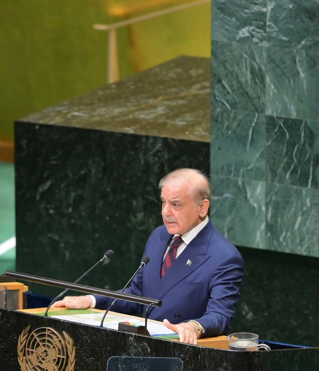 SheikhA1316102's tweet photo. Prime Minister Muhammad Shehbaz Sharif addresses the 81st session of United Nations General Assembly. 

#PMShehbazAtUNGA81 https://t.co/W7EjKalWiD