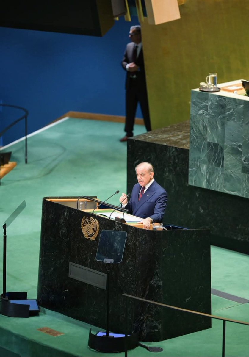 SheikhA1316102's tweet photo. Prime Minister Muhammad Shehbaz Sharif addresses the 81st session of United Nations General Assembly. 

#PMShehbazAtUNGA81 https://t.co/W7EjKalWiD