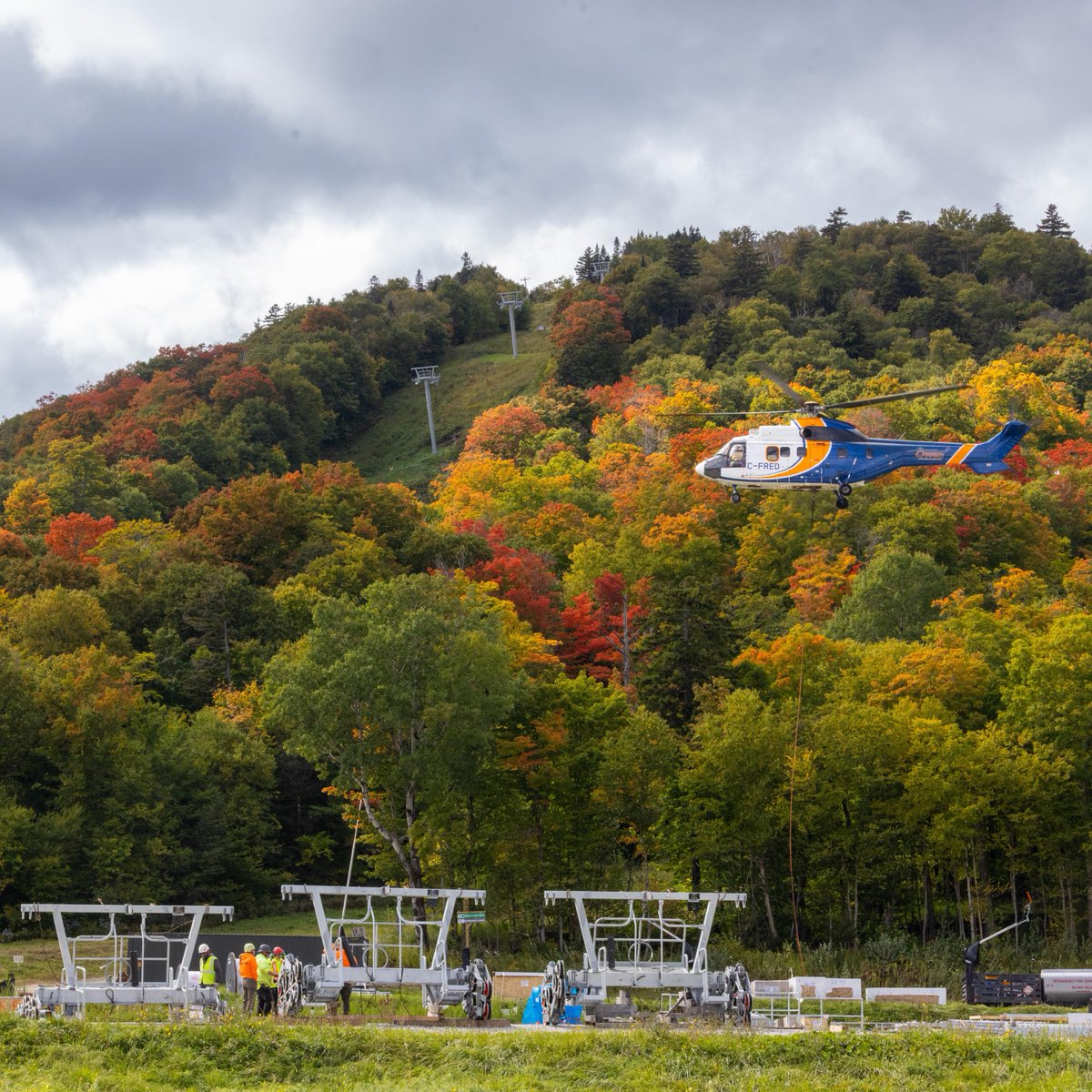 KillingtonMtn's tweet photo. 🚁 The new Snowdon Quad is taking shape. A successful helicopter fly day installed the final 10 of the new Doppelmayr lift’s 19 towers and crossarms.

But why replace the Snowdon Triple? And why build another fixed-grip lift?

Learn more 👉 https://t.co/cmac01GX4w

#BeTheBeast https://t.co/yx81Eyji9x
