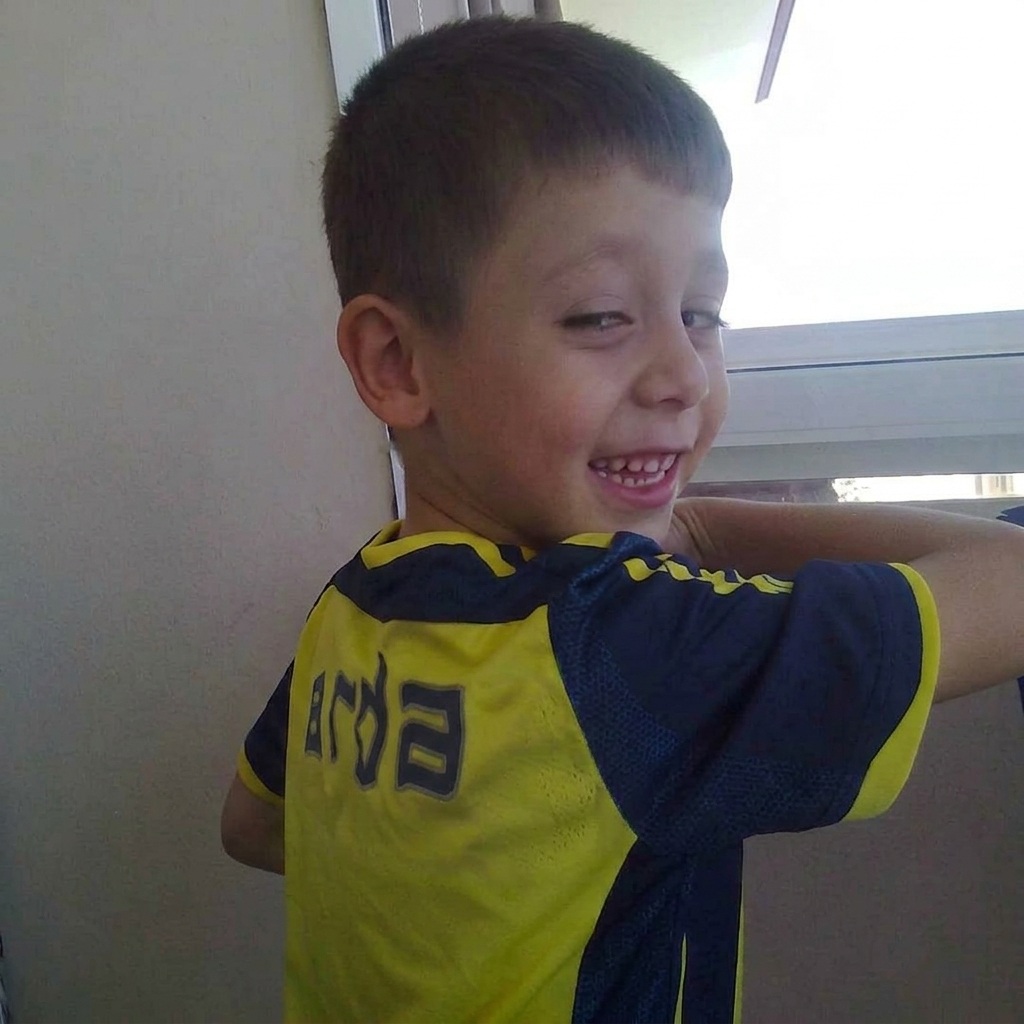 AnilarFB's tweet photo. Arda Güler, 2005-06 Fenerbahçe Çubuklu formasıyla poz veriyor. https://t.co/LXtEuou1I3