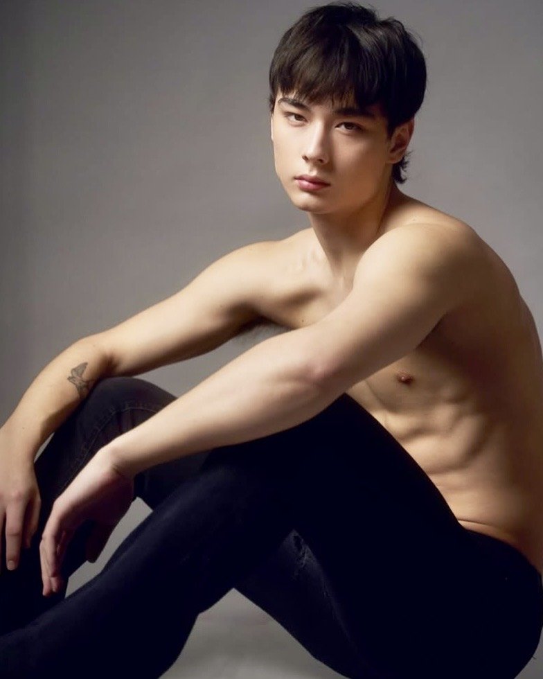 betamodelsunset's tweet photo. Eugene Reggio, Korean-British model who was scouted while in Paris and later moved to work in the Philippines modeling scene. https://t.co/kiHL1r27XY