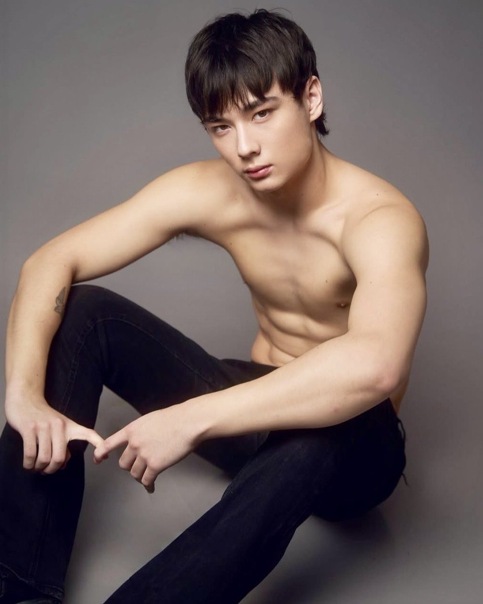 betamodelsunset's tweet photo. Eugene Reggio, Korean-British model who was scouted while in Paris and later moved to work in the Philippines modeling scene. https://t.co/kiHL1r27XY