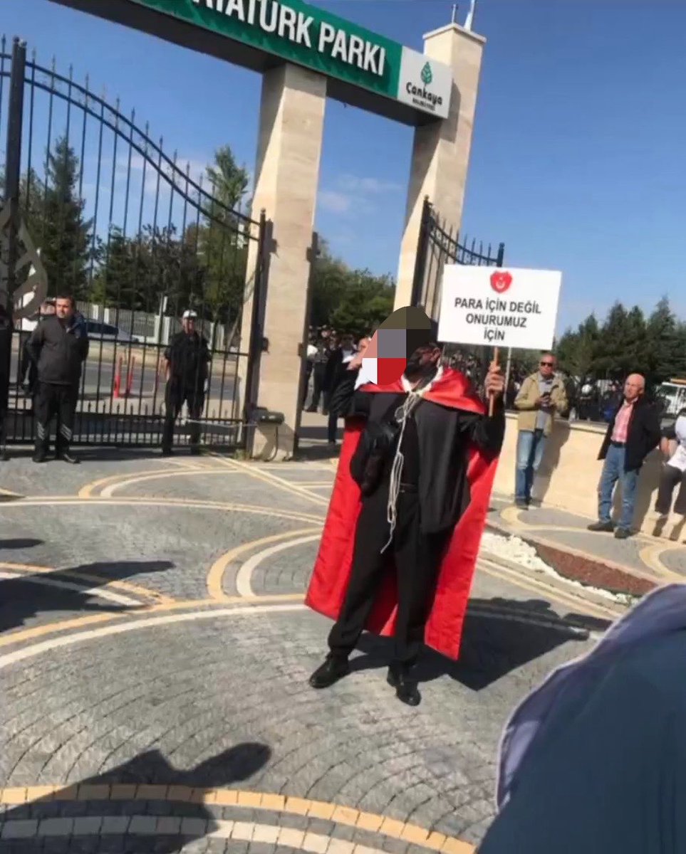 _tevhidgundemi's tweet photo. Ankara’da emekli polis geçinemediğini söyleyerek intihar etti

🔴 Ankara’da emeklilerin seyyanen zam talebiyle Anayasa Mahkemesi önünde düzenlediği eylem sırasında iki çocuk babası emekli polis memuru Ali Şekeroğlu, geçinemediğini söyleyerek beylik tabancasıyla intihar etti.