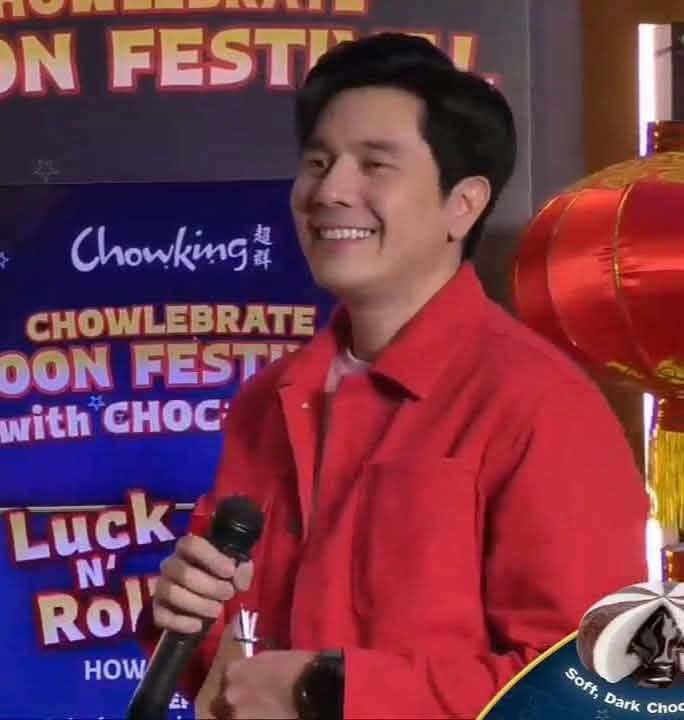 Esthergirl_1106's tweet photo. After watching this, I started to understand more.

1. Now lang lumabas sa lungga - indeed a house husband , si wifey lang lagi kasama
2. Adapting the Chinese culture - naniniwala na daw sya na swerte sya sa mga ganitong celebration, same w/ Kim
3. My love - endearment, "hi love" https://t.co/ZVgcD2f5zU
