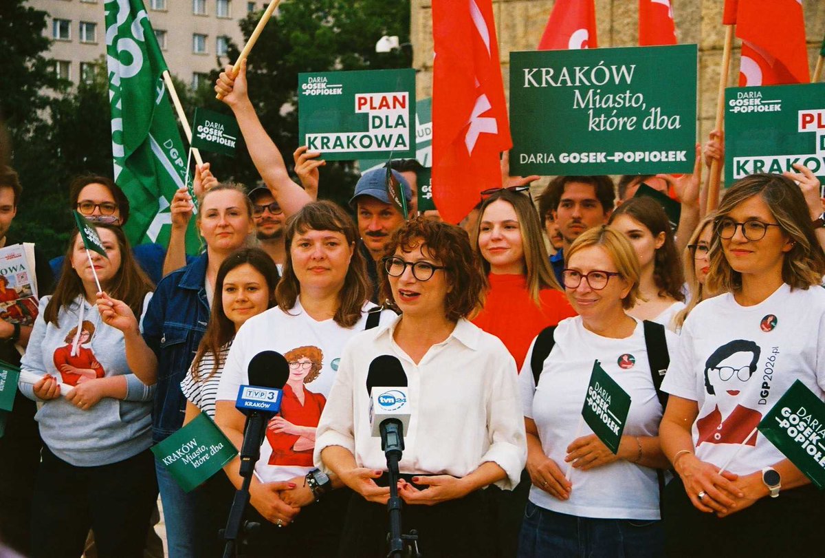 dgpopiolek's tweet photo. 50 tysięcy gazetek i ulotek, setki kilometrów przemierzonych po krakowskich ulicach, ponad 300 osób, które z pełnym zaangażowaniem współworzyły tę kampanię.

Wiem, że po tym trudnym dla nas wszystkich czasie referendum i miesiącach politycznych sporów pragniemy przede wszystkim stabilizacji.

Ale wiem też, że ta kampania była o tym, że jesteśmy wspólnotą. Że jako mieszkańcy i mieszkanki Krakowa chcemy miasta, które dba o nas i nasze codzienne potrzeby. Że wiemy jak stworzyć Kraków, z którego będziemy dumni.

Zasługujemy na dostępne mieszkania, sprawny transport publiczny i spokojny sen w nocy. Bo na koniec dnia właśnie o to chodzi w pracy Magistratu: o czyste chodniki, tramwaje jeżdżące na czas i bezpieczne przedszkole tuż obok domu.

​Za mną ostatnie 24 godziny w trasie po wszystkich 18 dzielnicach Krakowa, ale przede wszystkim - tysiące rozmów, które dały mi pewność, że prawdziwa zmiana jest na wyciągnięcie ręki.

Proszę o Państwa głos 27 września. Bez względu na szyldy i podziały, bo Kraków jest naszym wspólnym domem i tworzymy go razem.

Daria Gosek-Popiołek

Materiał KW Nowa Lewica