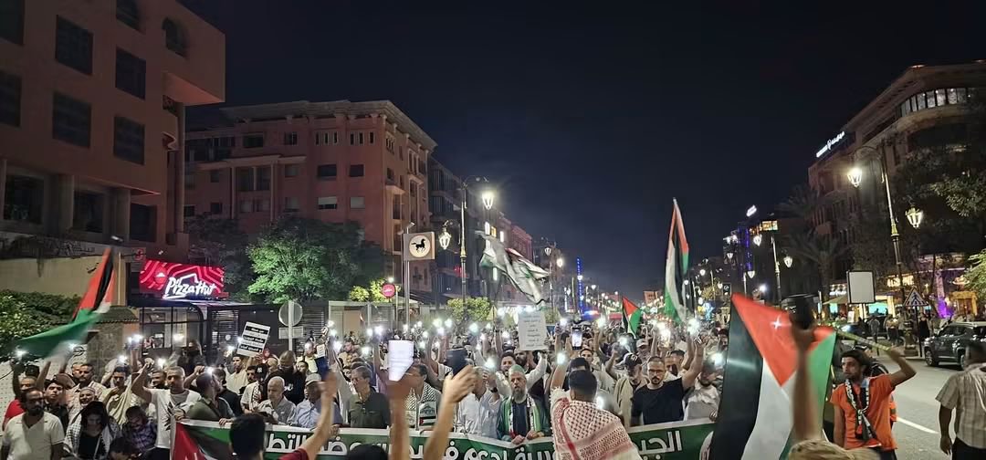 DBougrin's tweet photo. 🟥 مسيرة شعبية حاشدة ليلة بمدينة مراكش من تنظيم الجبهة المغربية لدعم فلسطين ومناهضة التطبيع.. 
لأجل مواصلة الدعم الشعبي المغربي لغزة وعموم فلسطين، واستنكار التطبيع الرسمي مع كيان الاحتلال والذي كان آخره فتح سفارة للكيان بالرباط ضدا على الإرادة الشعبية.

📌 الجمعة 25-09-2026 https://t.co/VfSdPymIXU