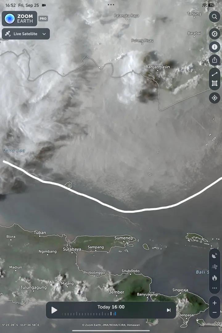 InFebriyan128's tweet photo. Pergerakan kabut asap dari Kalimantan hari ini terpantau mengarah ke selatan menuju Pulau Jawa, khususnya wilayah Jawa Timur. Sebagian Laut Jawa sudah mulai tertutup asap. 

Jika arah pergerakan asap konsisten, ada kemungkinan langit Surabaya akan tampak sedikit berasap pada besok siang dan semakin terlihat pekat di sore
 
🎥 oom.akbar