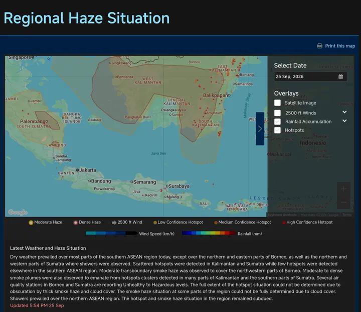 InFebriyan128's tweet photo. Pergerakan kabut asap dari Kalimantan hari ini terpantau mengarah ke selatan menuju Pulau Jawa, khususnya wilayah Jawa Timur. Sebagian Laut Jawa sudah mulai tertutup asap. 

Jika arah pergerakan asap konsisten, ada kemungkinan langit Surabaya akan tampak sedikit berasap pada besok siang dan semakin terlihat pekat di sore
 
🎥 oom.akbar