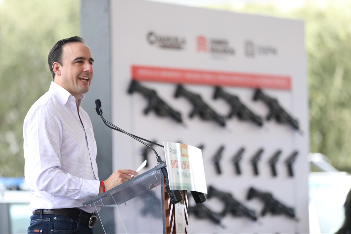 manolojim's tweet photo. ¡Seguimos fortaleciendo la seguridad de Torreón y de Coahuila! Junto con nuestro amigo el alcalde @mrikelme entregamos 40 patrullas, armas y municiones a la Policía Municipal, con una inversión de 70 MDP. (1/3) https://t.co/wMN38TFCkH
