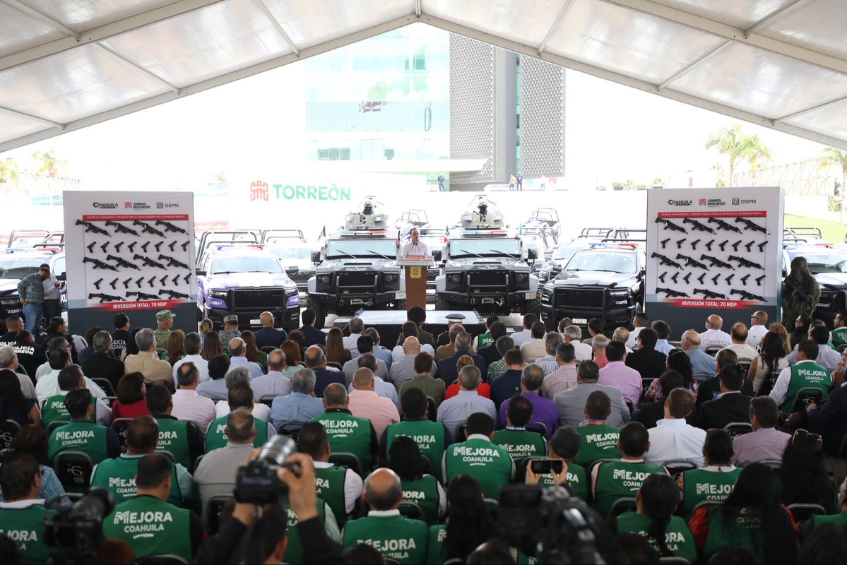 manolojim's tweet photo. ¡Seguimos fortaleciendo la seguridad de Torreón y de Coahuila! Junto con nuestro amigo el alcalde @mrikelme entregamos 40 patrullas, armas y municiones a la Policía Municipal, con una inversión de 70 MDP. (1/3) https://t.co/wMN38TFCkH