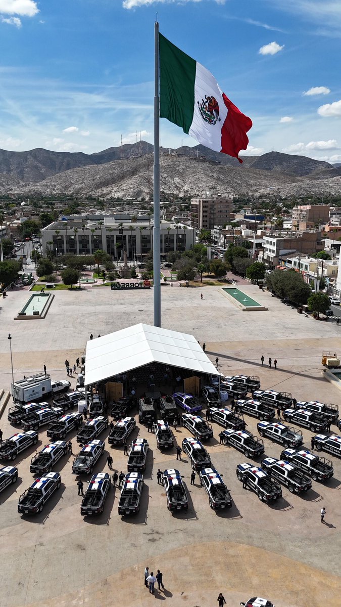 manolojim's tweet photo. ¡Seguimos fortaleciendo la seguridad de Torreón y de Coahuila! Junto con nuestro amigo el alcalde @mrikelme entregamos 40 patrullas, armas y municiones a la Policía Municipal, con una inversión de 70 MDP. (1/3) https://t.co/wMN38TFCkH