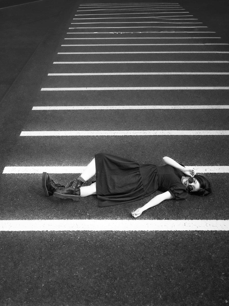 FSchlindwein's tweet photo. C線上のコバチ。アスファルトの上、どこにいるでしょうか。横断歩道に見えるけど、実はチャリ置き場。 https://t.co/4YvtAFxl6v