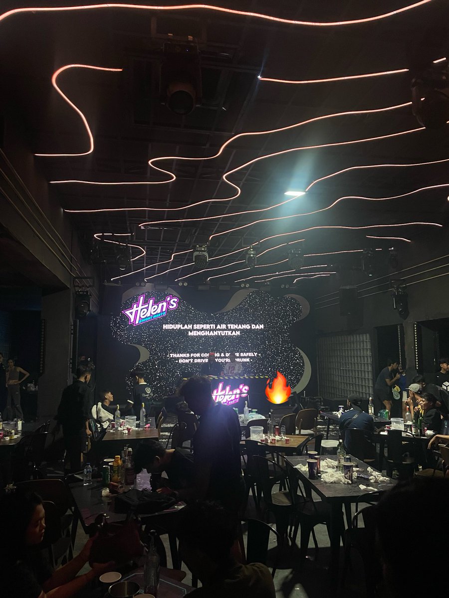 haloaxcell's tweet photo. mas yang joget semalem bareng gw di helen's jogja, kita belom kenalannnn!!! https://t.co/HYNvYrf9ZZ