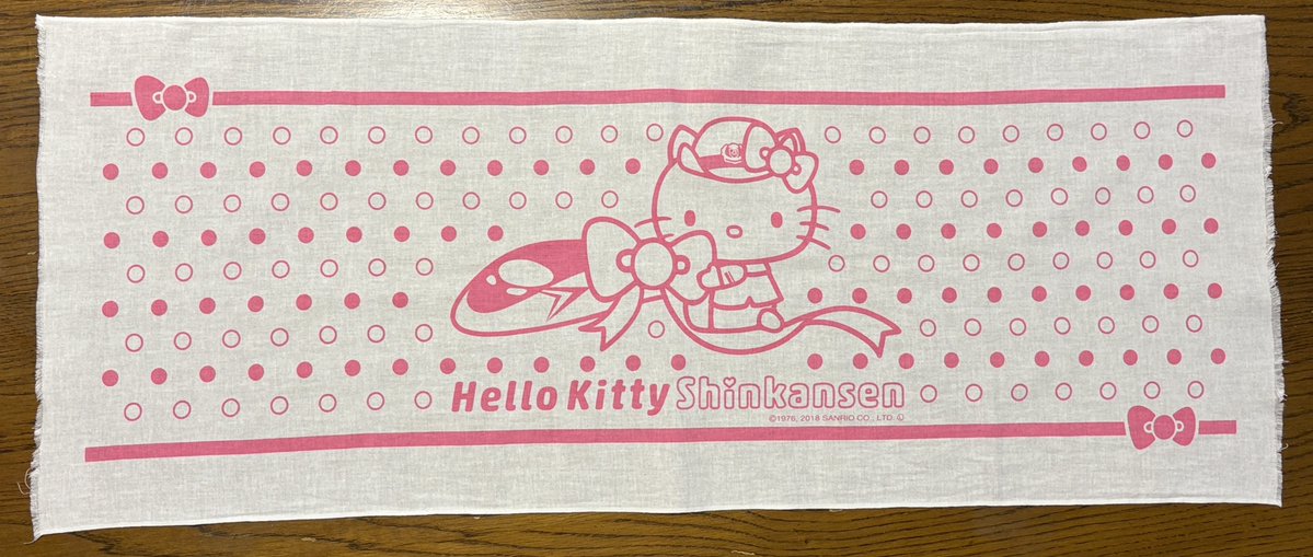 algorithmuzawo's tweet photo. ハローキティー新幹線の手ぬぐいです。JR西日本の500系山陽新幹線こだまとして8年間運行され、今年の5月に終了しました。車内はピンク、ピンク、自転車置場もピンク、キティー氏と写真が撮れるスポットもあり、徹底された良い車両でした。 https://t.co/GHSfaXelh8