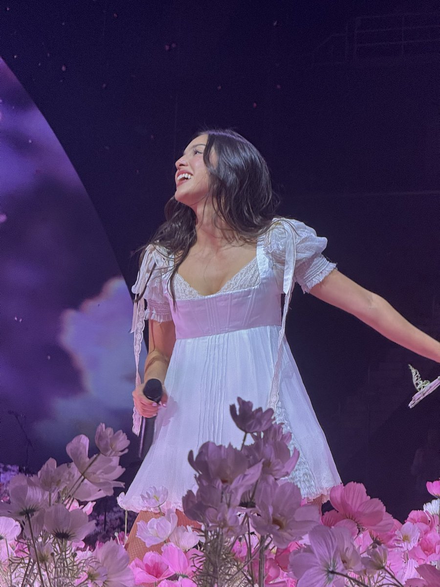 oliarchives's tweet photo. the unraveled tour outfits!!! https://t.co/h3o11qWWA4