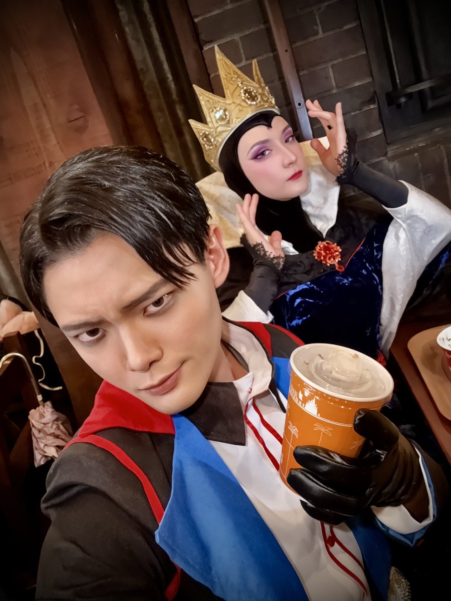 UNO1995P's tweet photo. クイーン👑と手下🍎

〜白雪討伐の前に！腹ごしらえだっ🍽️〜

#Dハロ #Dハロ仮装 #Dハロ仮装2026 https://t.co/F5gE3MdmQ1