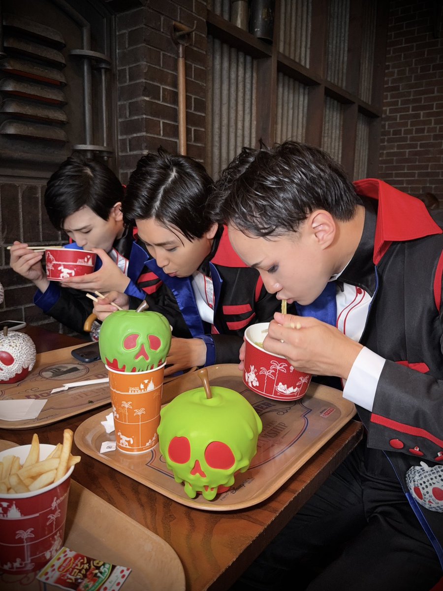 UNO1995P's tweet photo. クイーン👑と手下🍎

〜白雪討伐の前に！腹ごしらえだっ🍽️〜

#Dハロ #Dハロ仮装 #Dハロ仮装2026 https://t.co/F5gE3MdmQ1