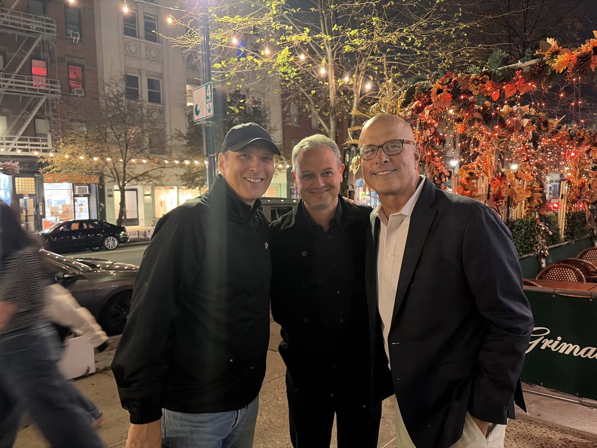CoachHerenda's tweet photo. The Herenda brothers with thee most interesting man in broadcasting in good ole Hoboken ..
POP !
OldSchoolJersey🏀🎤 https://t.co/BREZzUJmtI