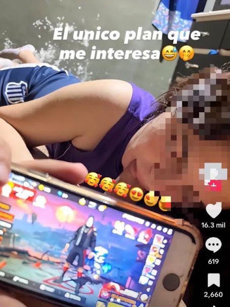 markobouzat1's tweet photo. tu amiga en el recreo / tu amiga en la casa del novio https://t.co/Y7rONUHdab