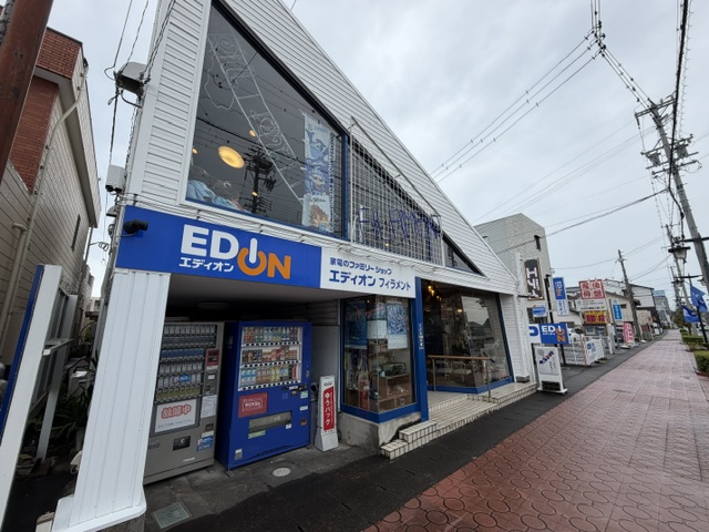 edion_esc_fs's tweet photo. おしゃれな店内レイアウト！
ちょっと立ち寄って、
カフェで休憩されるお客様も！
（地域密着）
エディオンファミリーショップ「フィラメント」！
（静岡県磐田市）
＃エディオン
＃地域密着
＃フランチャイズ https://t.co/7Nh7vVRB7M