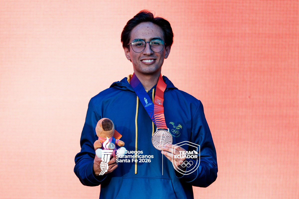 TeamEcuador_Oly's tweet photo. 🥉🥋🇪🇨 𝗙𝗘𝗥𝗡𝗔𝗡𝗗𝗢 𝗦𝗔𝗟𝗚𝗔𝗗𝗢 𝗬𝗔 𝗧𝗜𝗘𝗡𝗘 𝗦𝗨 𝗕𝗥𝗢𝗡𝗖𝗘

El ecuatoriano recibió su medalla de bronce en Poomsae Tradicional Individual Masculino, tras su participación en los XIII Juegos Suramericanos Santa Fe 2026. 🇪🇨🥉👏

#taekwondo #teamecuador https://t.co/zup0QmEdi0