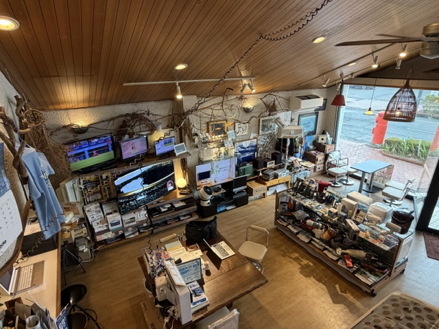 edion_esc_fs's tweet photo. おしゃれな店内レイアウト！
ちょっと立ち寄って、
カフェで休憩されるお客様も！
（地域密着）
エディオンファミリーショップ「フィラメント」！
（静岡県磐田市）
＃エディオン
＃地域密着
＃フランチャイズ https://t.co/7Nh7vVRB7M