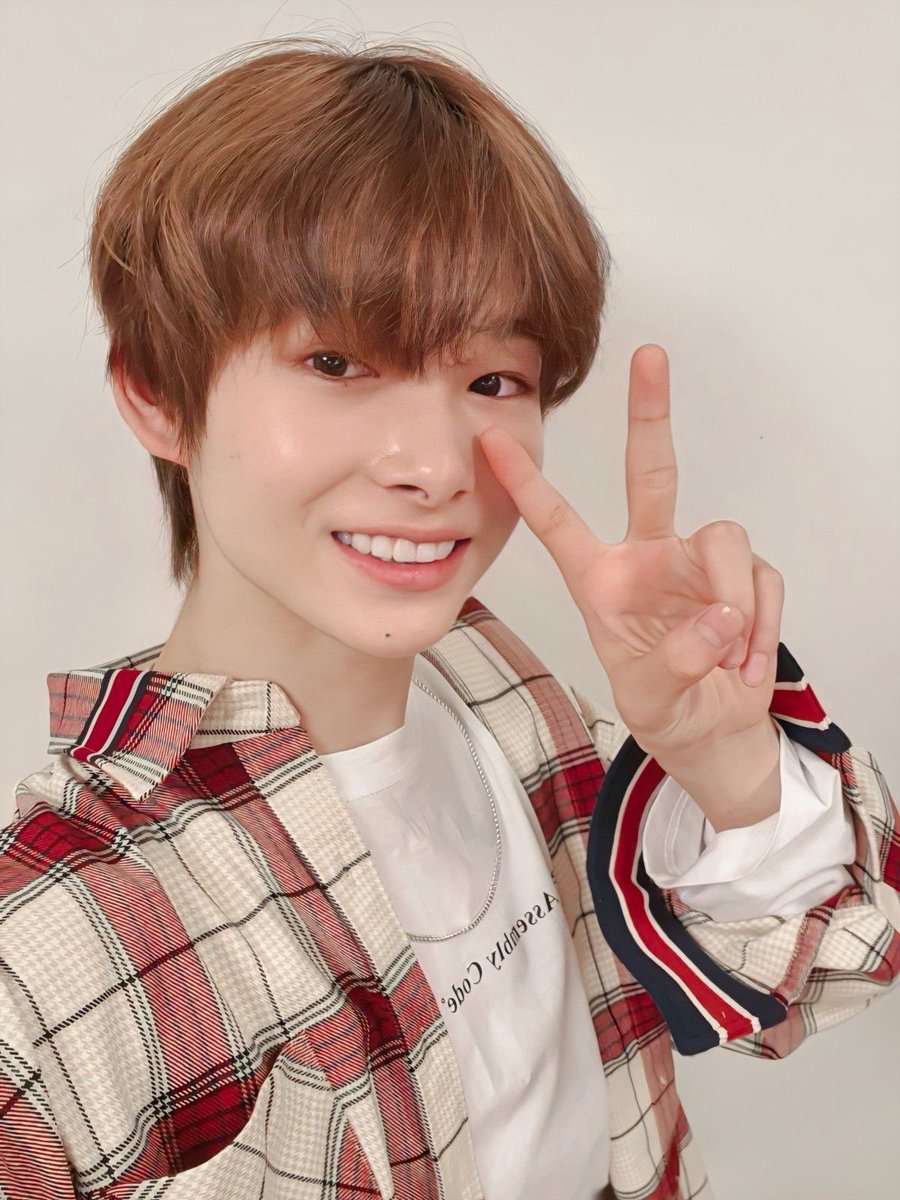 henzutsuusugoi's tweet photo. てか1枚目の人を好きになった人間が2枚目の人も大大大好きなのニキくんの顔の成長の仕方が天才としか思えない https://t.co/W5sdVDqlUx