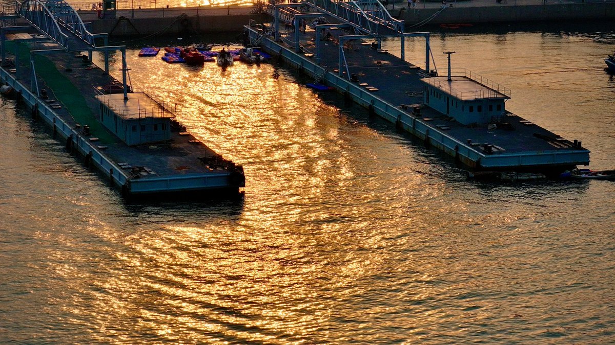 Dabin2kim's tweet photo. By the ferry, silk satin glows while the sun shines bright—perfect little vibes! https://t.co/VcLY5IMiqN
